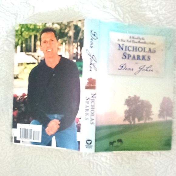 FIRST Edition Nicholas Sparks Dear John. Fair Condition as Dust Jacket has tear. - Picture 2 of 5